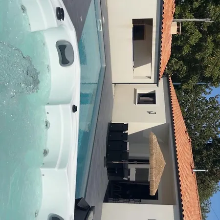 Villa *